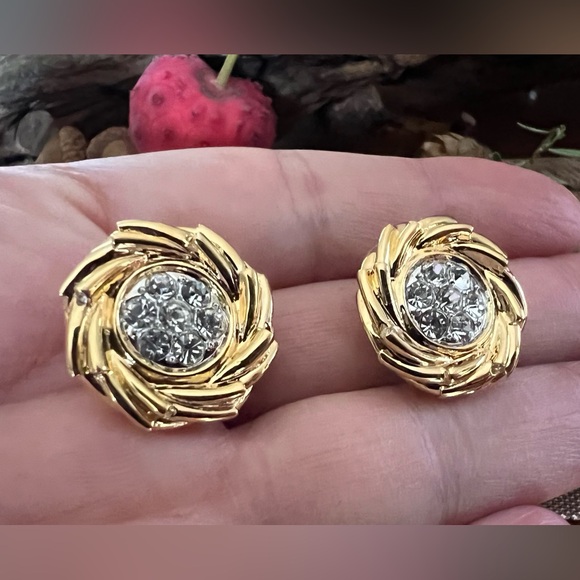 Nina Ricci Gold Plated Clip On Earrings Pinwheel Swarovski Crystals 3/4” - Picture 5 of 9